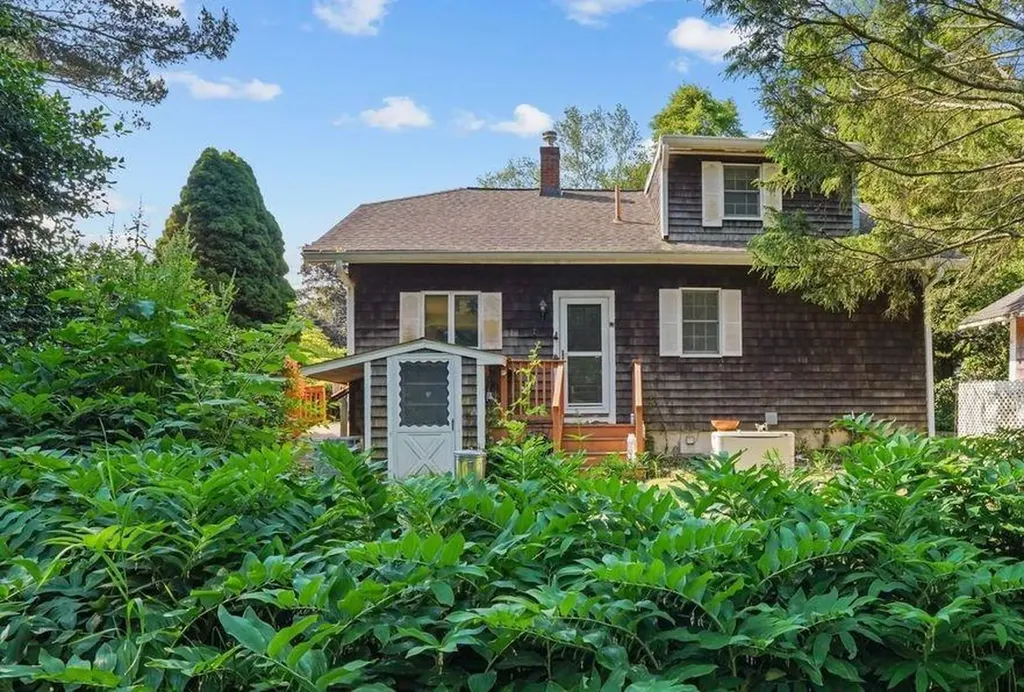 16 Laurel Lane Warren RI 02885