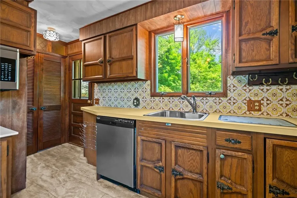 16 Laurel Lane Warren RI 02885