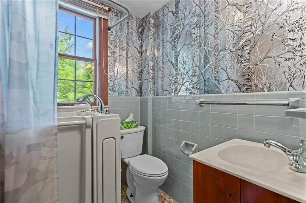 16 Laurel Lane Warren RI 02885