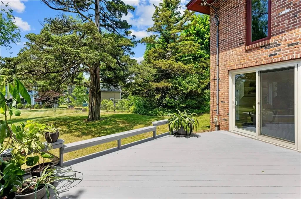7 Fairview Circle Barrington RI 02806