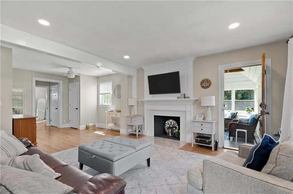 9 Pocasset Avenue Tiverton RI 02878
