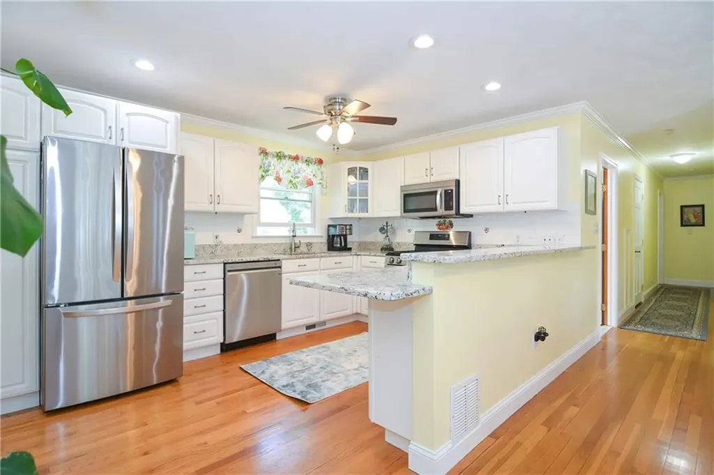 130 Bramble Way Tiverton RI 02878
