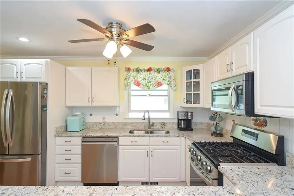 130 Bramble Way Tiverton RI 02878