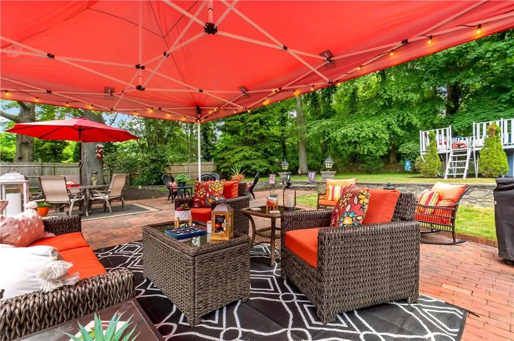 6 Chester Avenue Bristol RI 02809