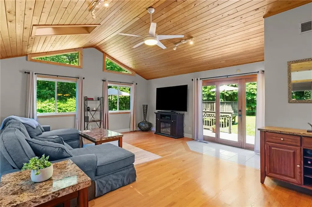 65 Apple House Drive Cranston RI 02921