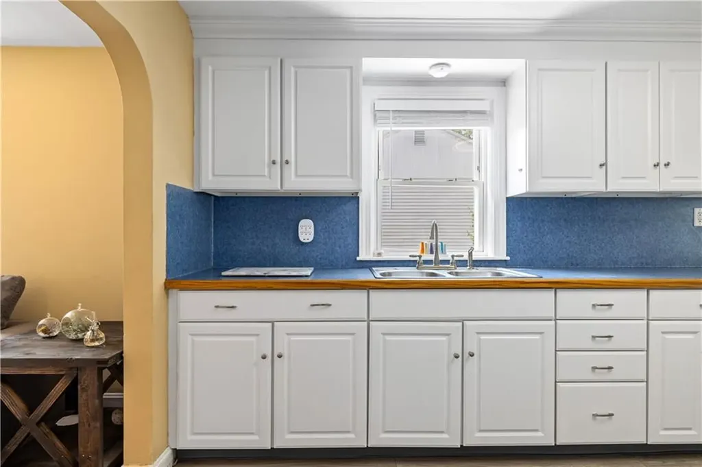 189 Hillard Avenue Warwick RI 02886