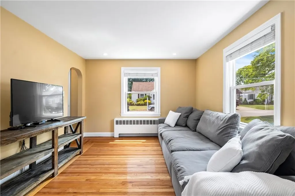 189 Hillard Avenue Warwick RI 02886