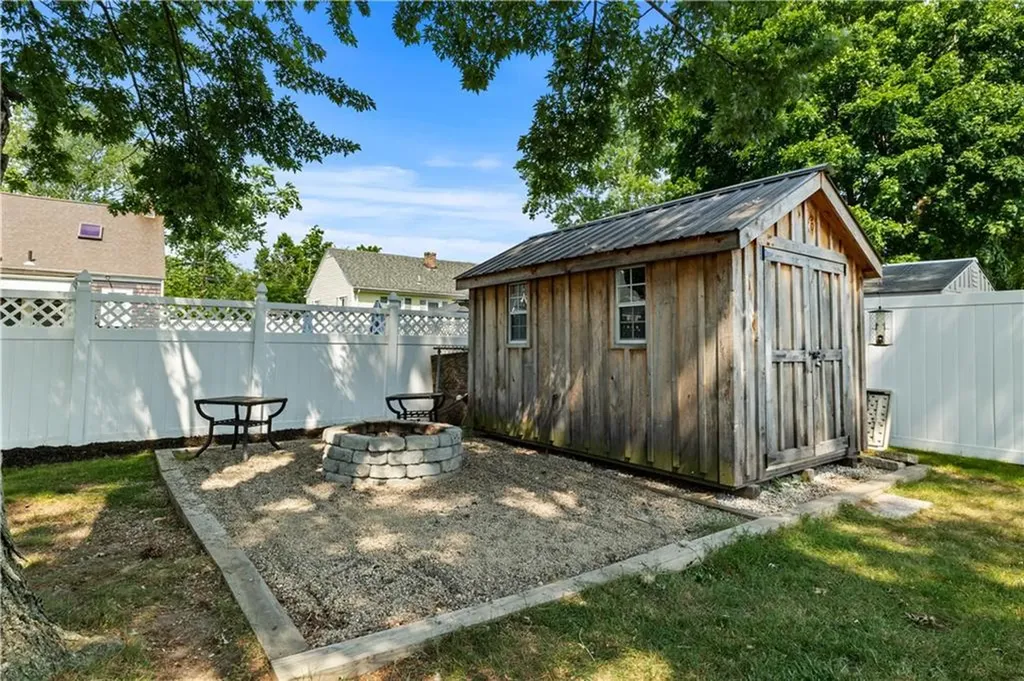 189 Hillard Avenue Warwick RI 02886