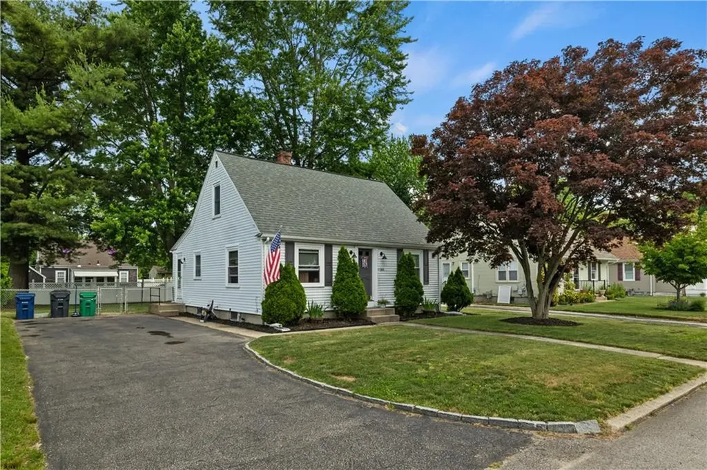 189 Hillard Avenue Warwick RI 02886