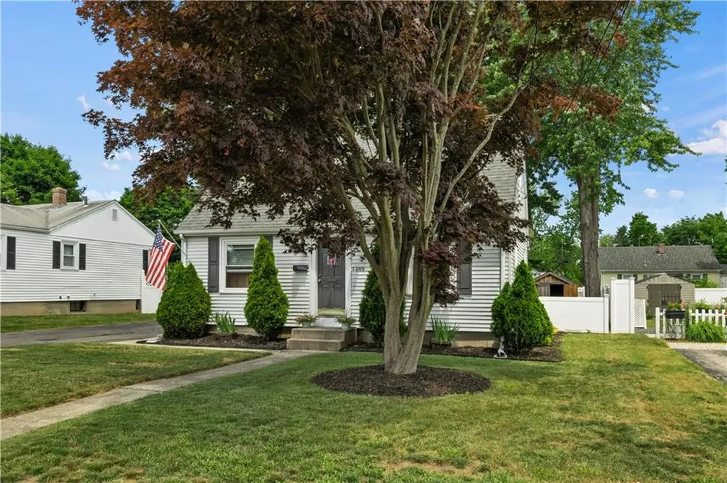 189 Hillard Avenue Warwick RI 02886