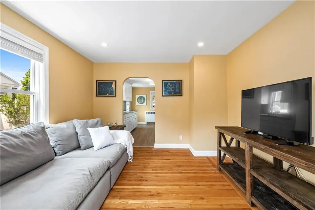 189 Hillard Avenue Warwick RI 02886