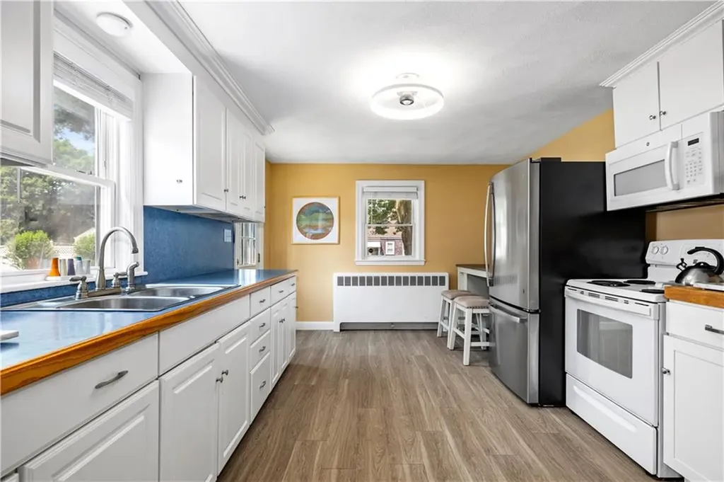 189 Hillard Avenue Warwick RI 02886