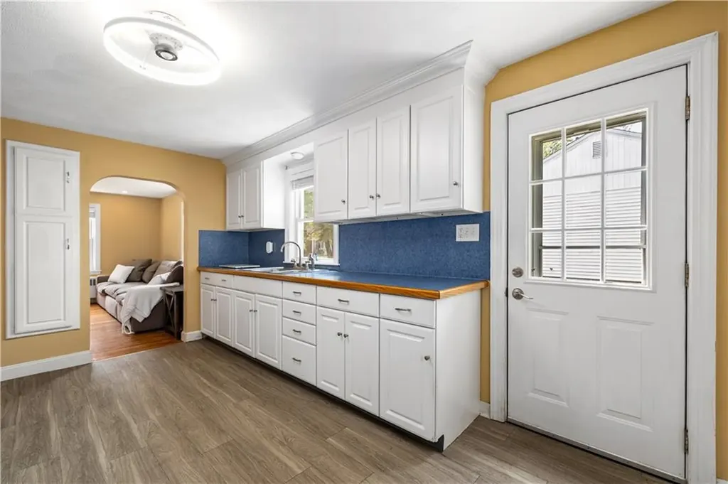 189 Hillard Avenue Warwick RI 02886