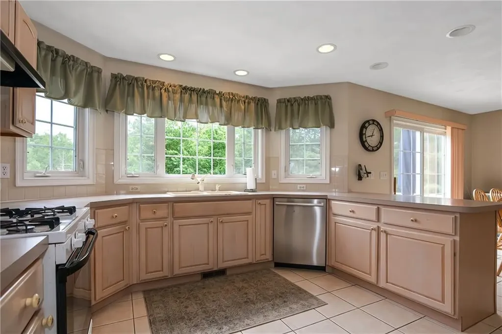 20 Scaralia Road Cranston RI 02921