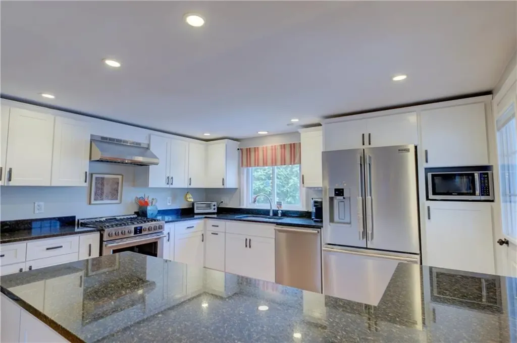 14 Richmond Avenue Barrington RI 02806