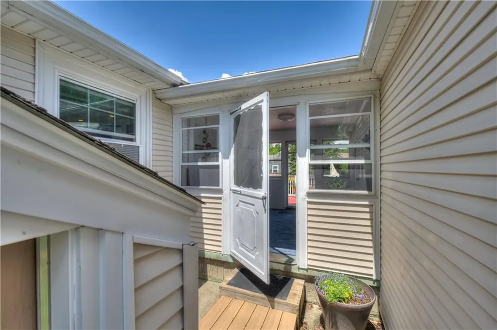 14 Richmond Avenue Barrington RI 02806