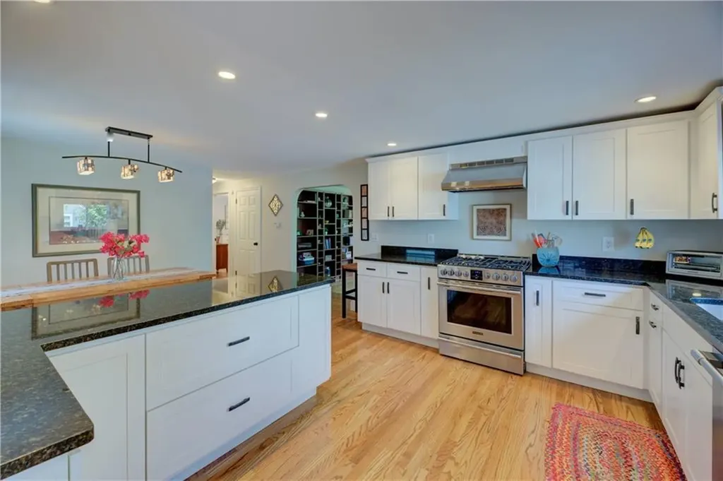 14 Richmond Avenue Barrington RI 02806