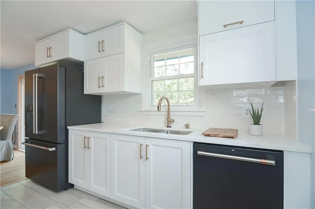 15 Dorothy Avenue Portsmouth RI 02871
