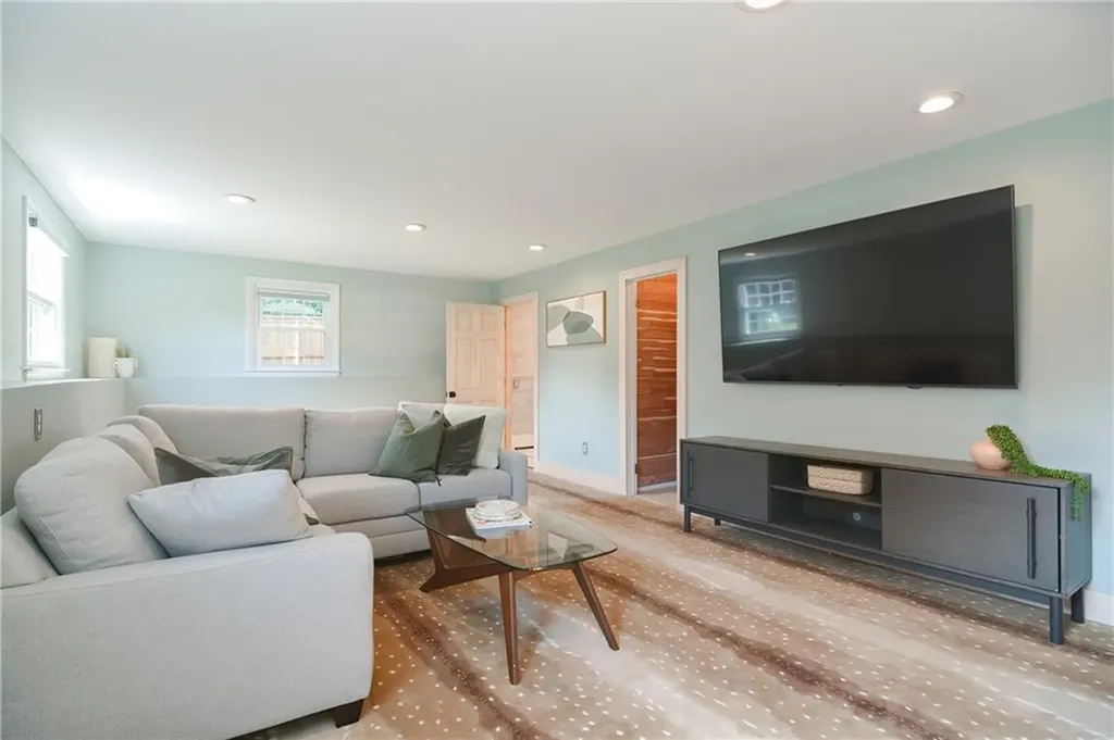 15 Dorothy Avenue Portsmouth RI 02871