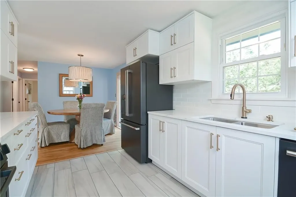 15 Dorothy Avenue Portsmouth RI 02871