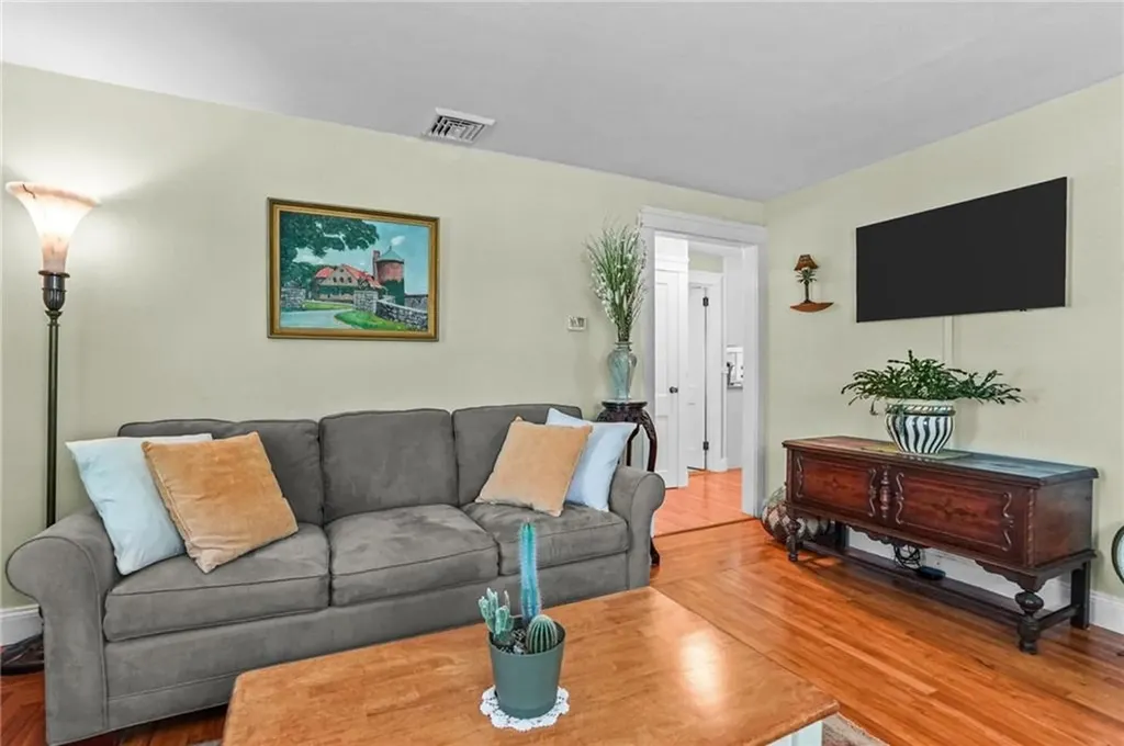79 Beach Road Bristol RI 02809