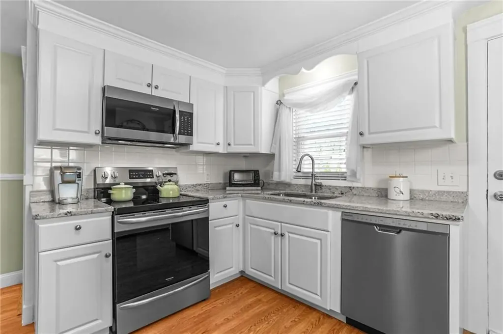 79 Beach Road Bristol RI 02809