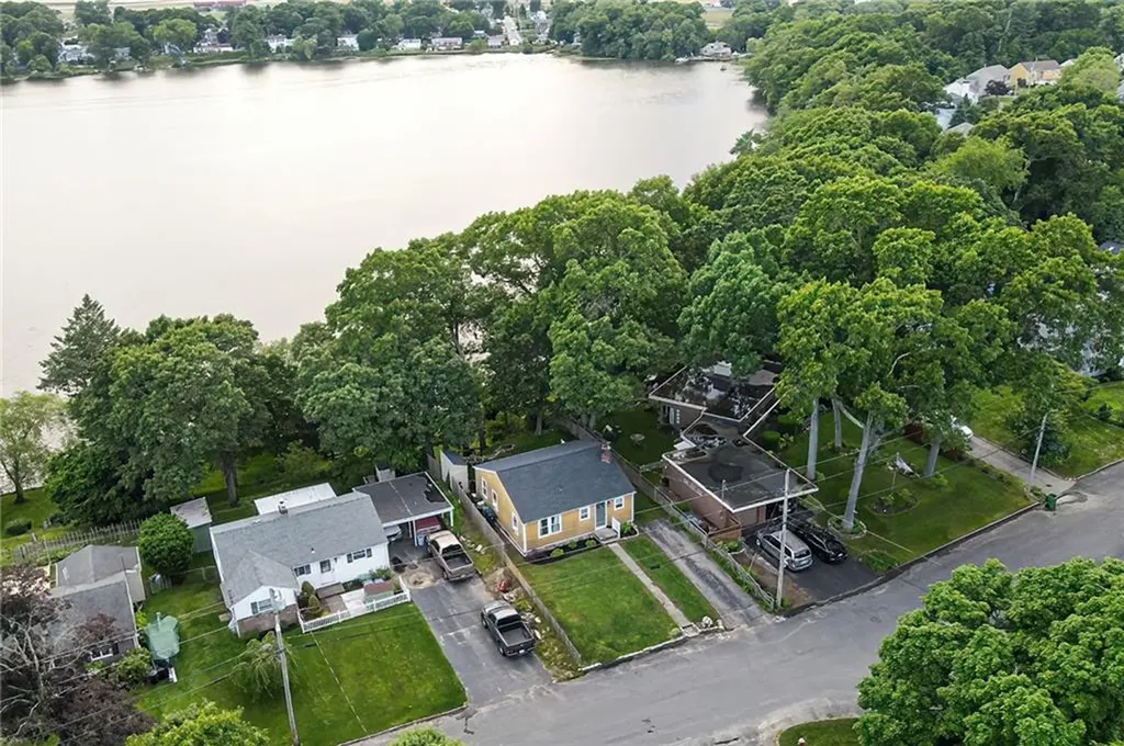 17 Lakecrest Drive Warwick RI 02889