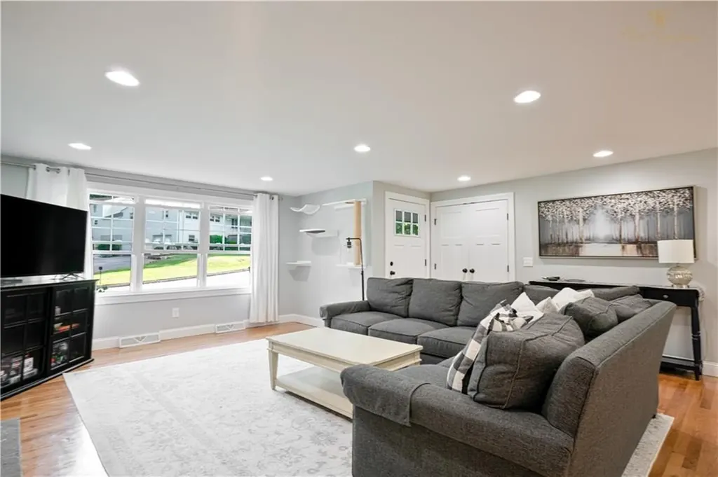 177 Medford Street Warwick RI 02889