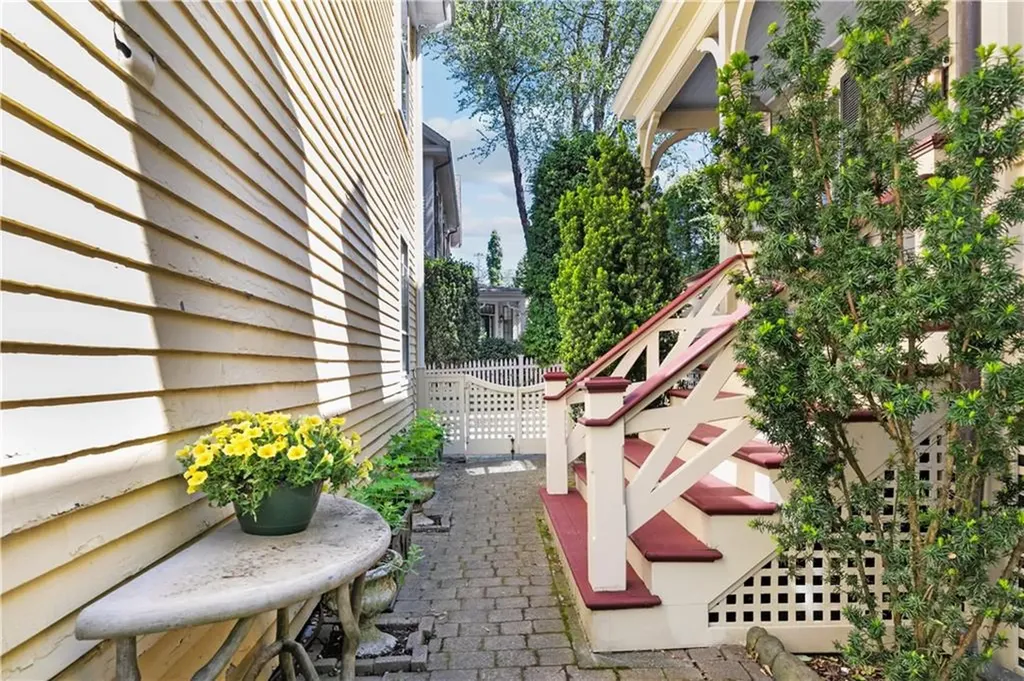 37 John Street Newport RI 02840