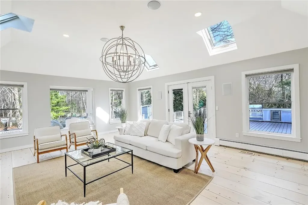 10 Boxwood Court Barrington RI 02806