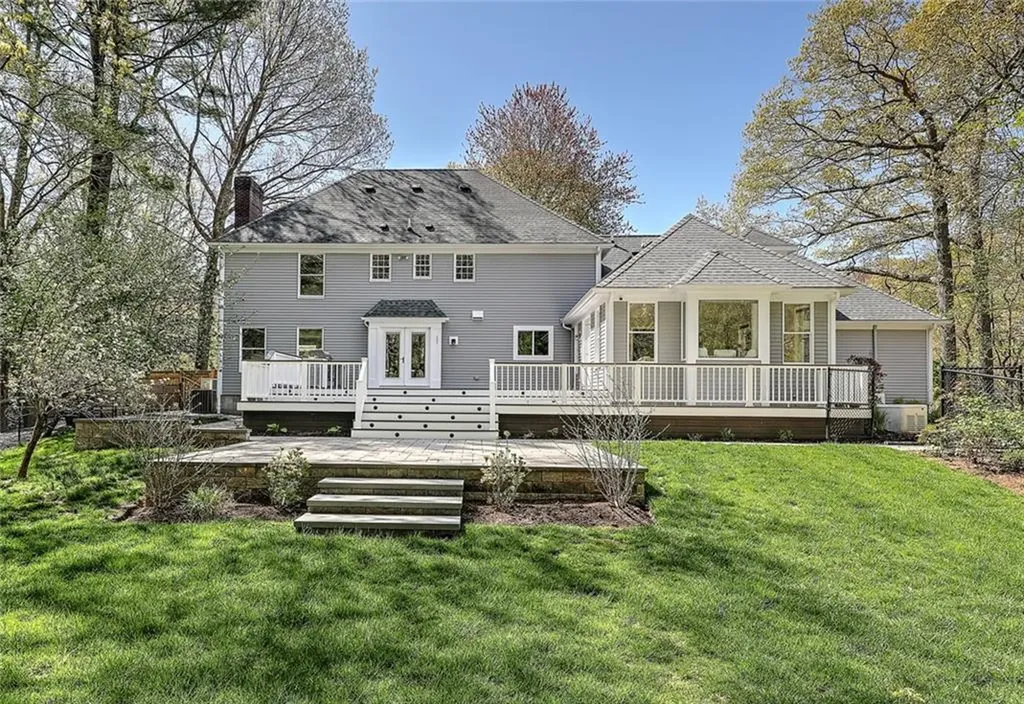 10 Boxwood Court Barrington RI 02806