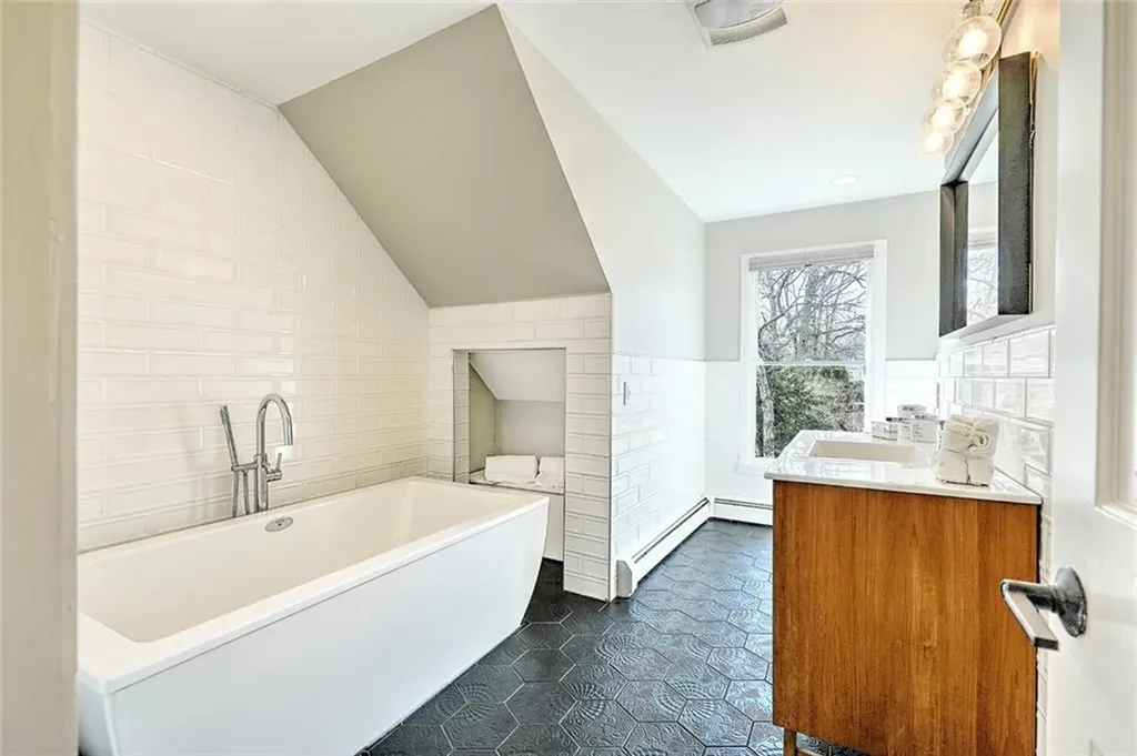 10 Boxwood Court Barrington RI 02806