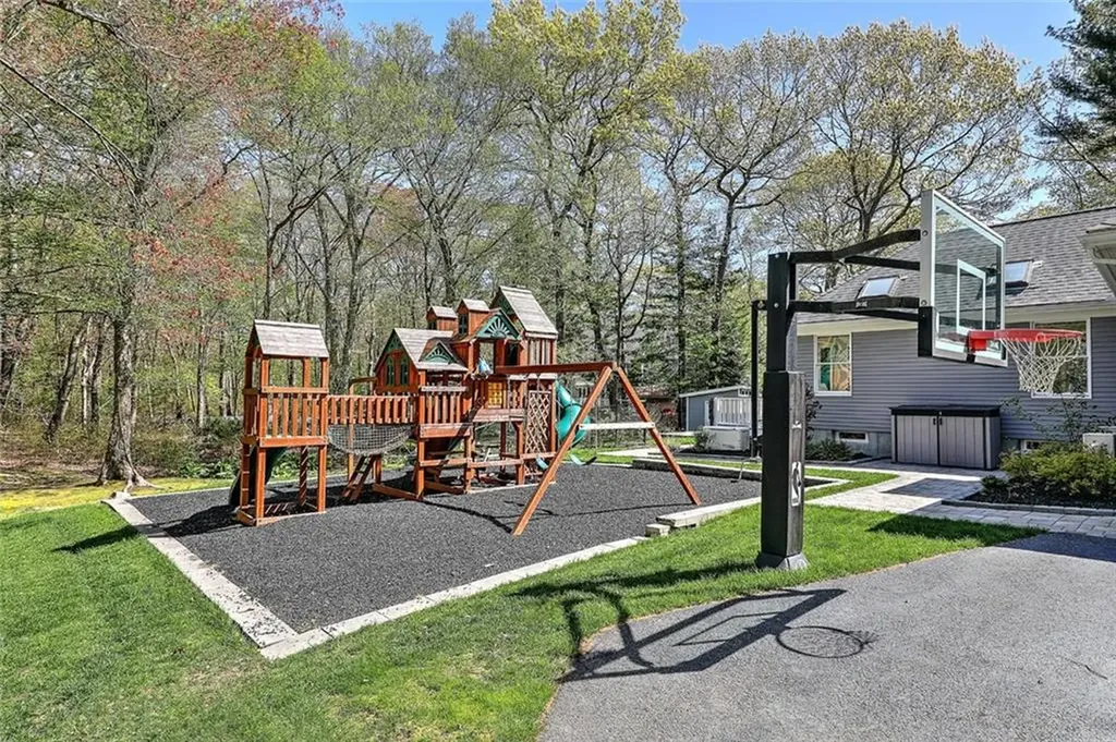 10 Boxwood Court Barrington RI 02806