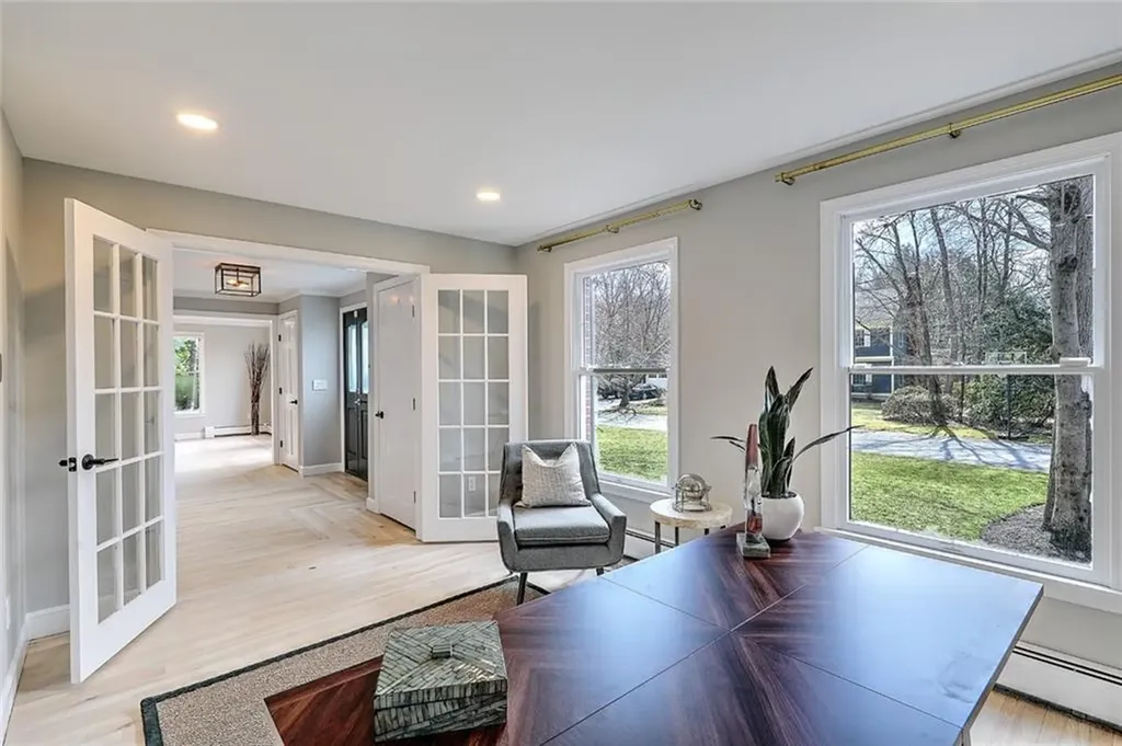 10 Boxwood Court Barrington RI 02806