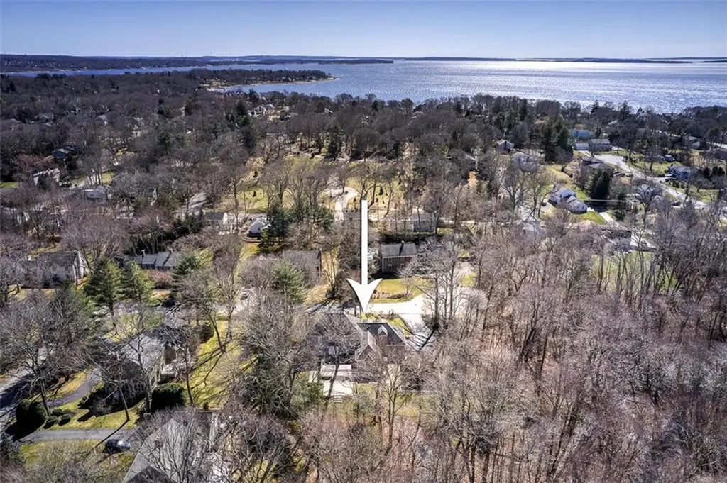 10 Boxwood Court Barrington RI 02806