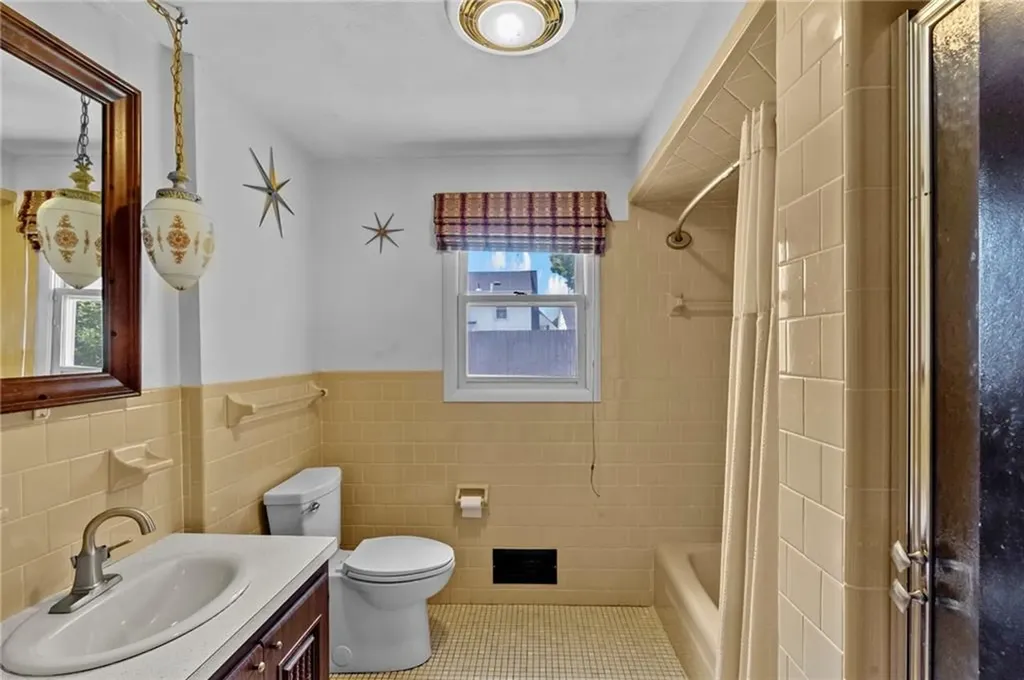 66 Leslie Street Cranston RI 02910