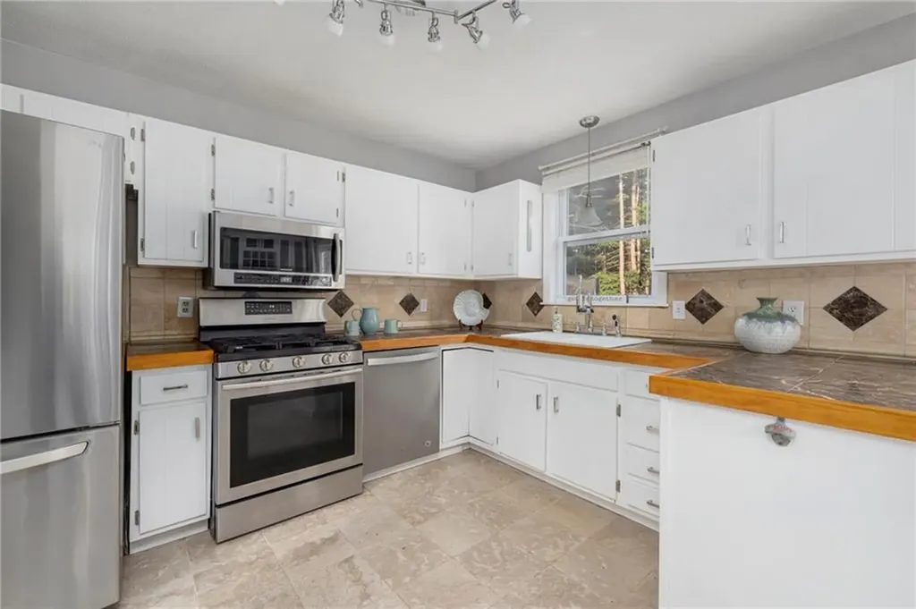 92 Wisteria Drive Coventry RI 02816