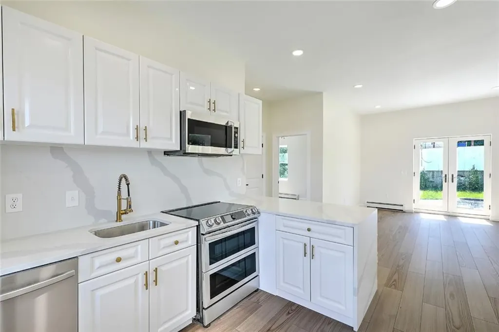 6 John Street Johnston RI 02919