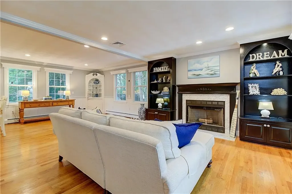 45 Algonquin Road Narragansett RI 02882