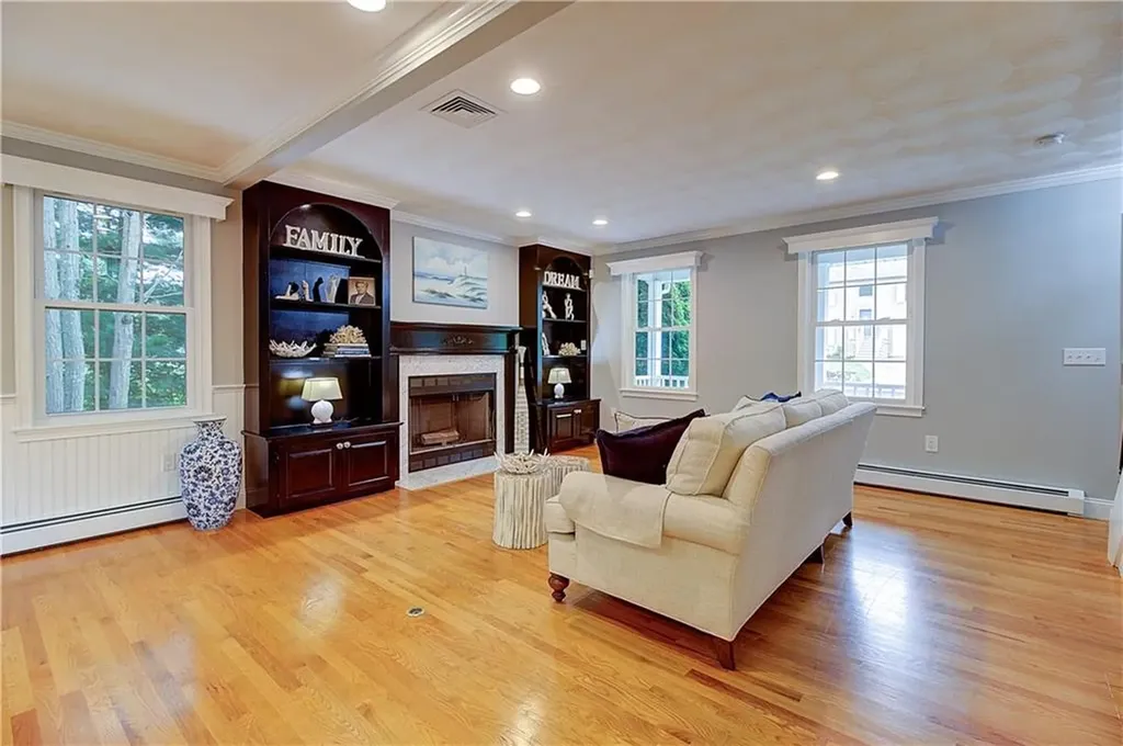 45 Algonquin Road Narragansett RI 02882