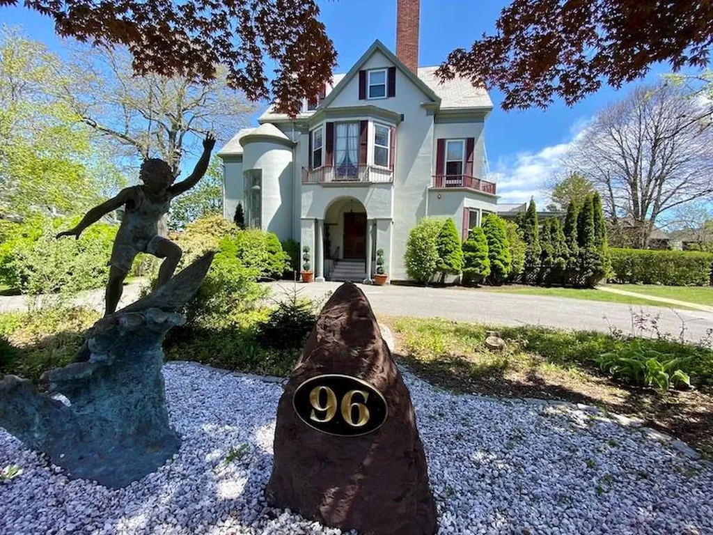 96 Rhode Island Avenue Newport RI 02840