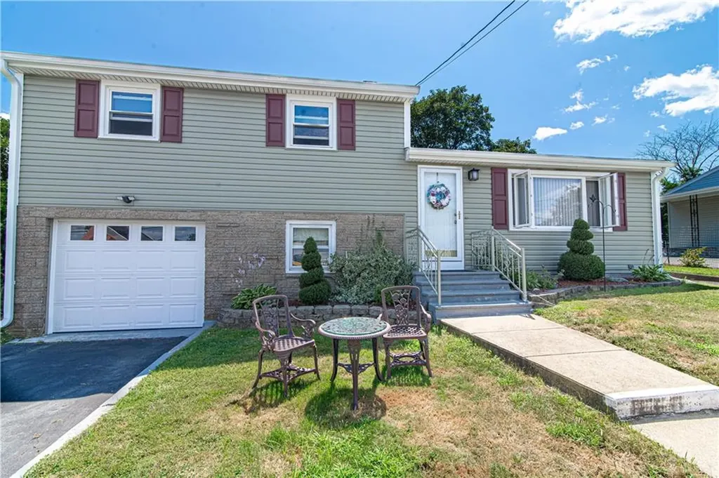 153 Beardsworth Road Tiverton RI 02878