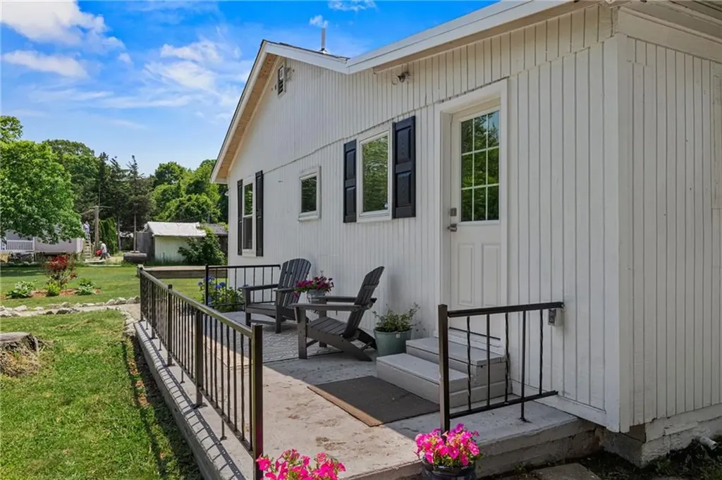 74 Lawrence Court Tiverton RI 02878