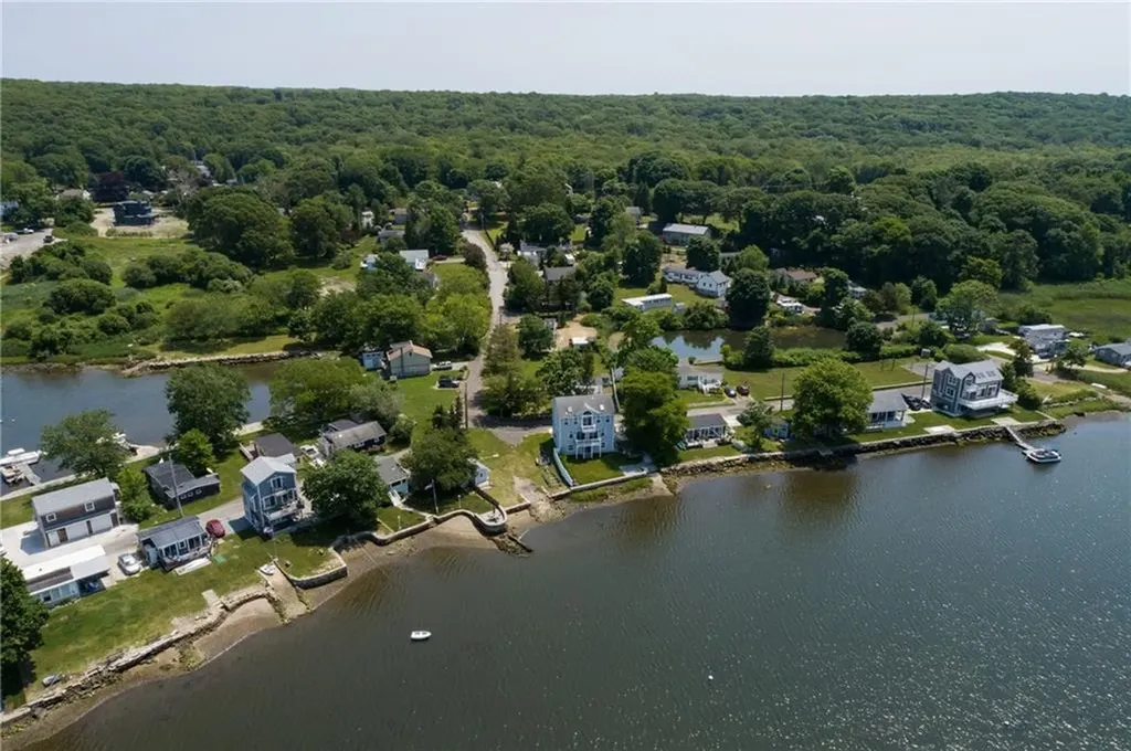 74 Lawrence Court Tiverton RI 02878