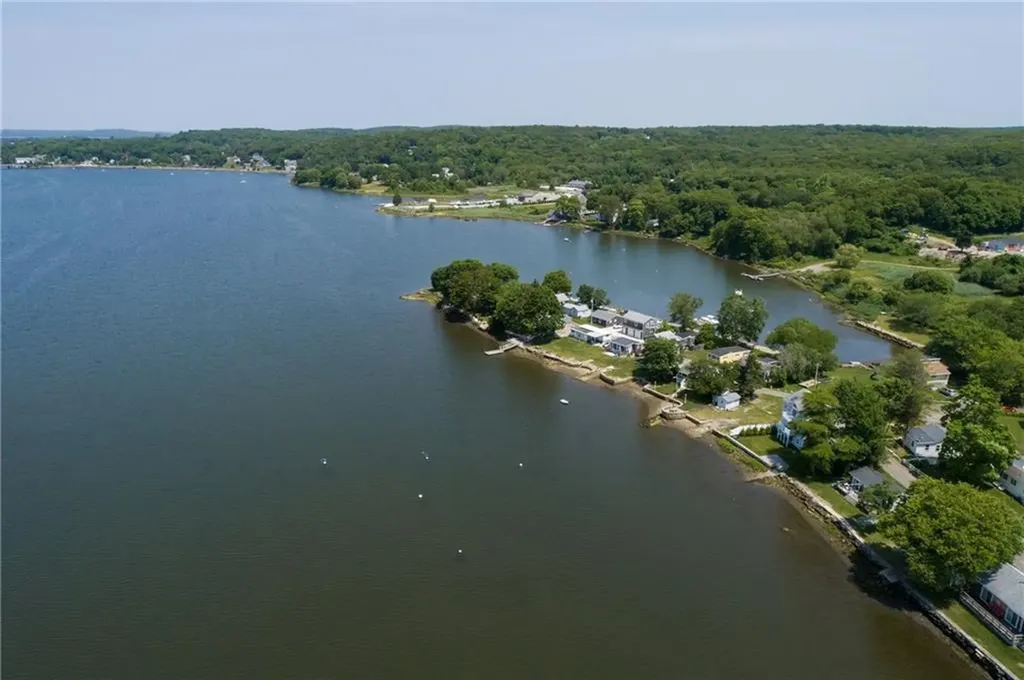 74 Lawrence Court Tiverton RI 02878