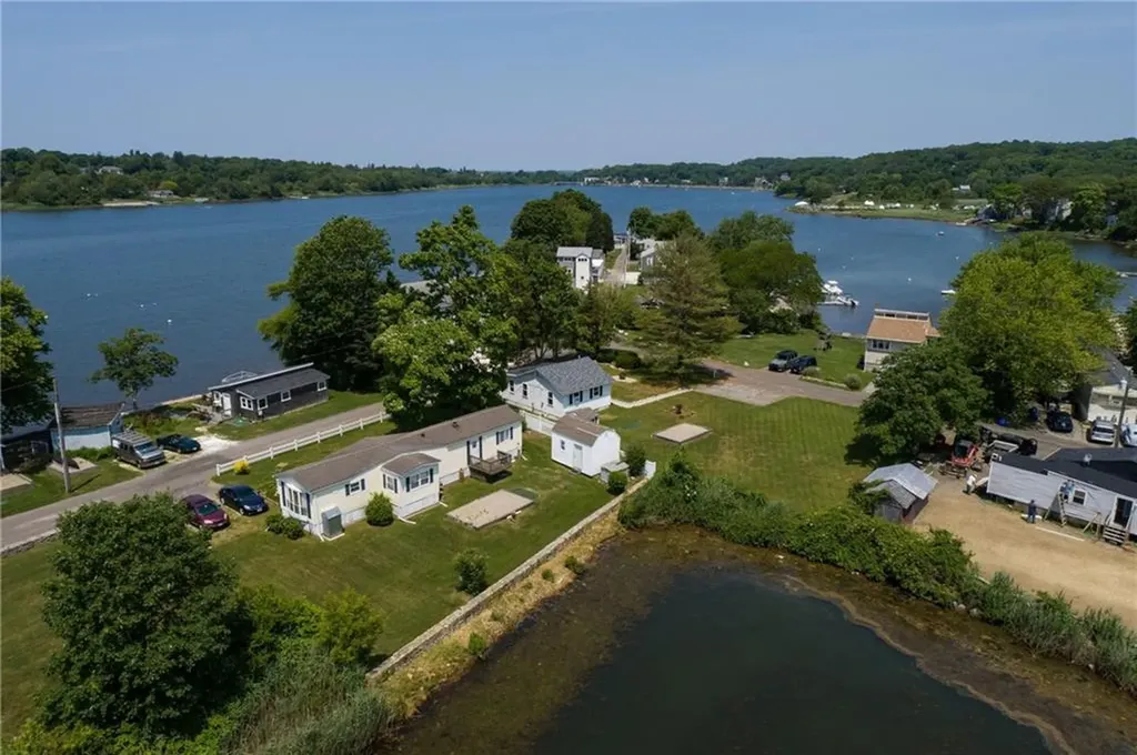 74 Lawrence Court Tiverton RI 02878