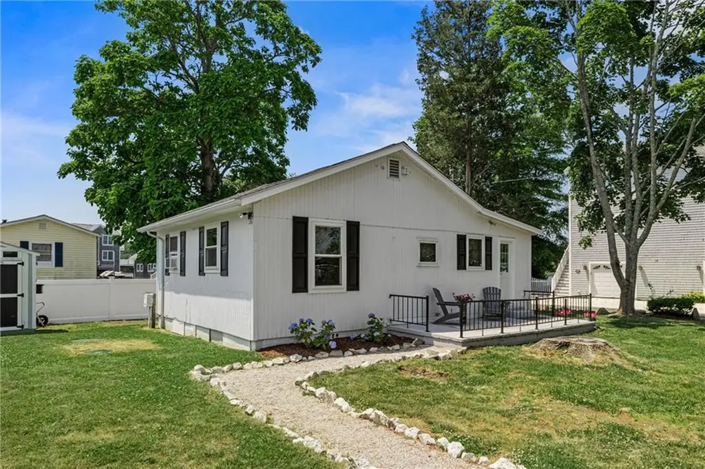 74 Lawrence Court Tiverton RI 02878