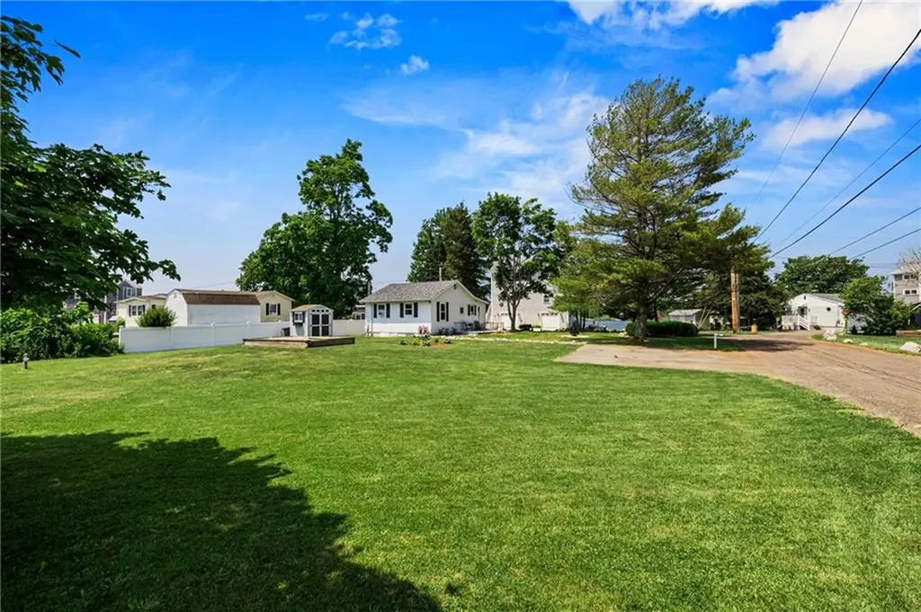 74 Lawrence Court Tiverton RI 02878
