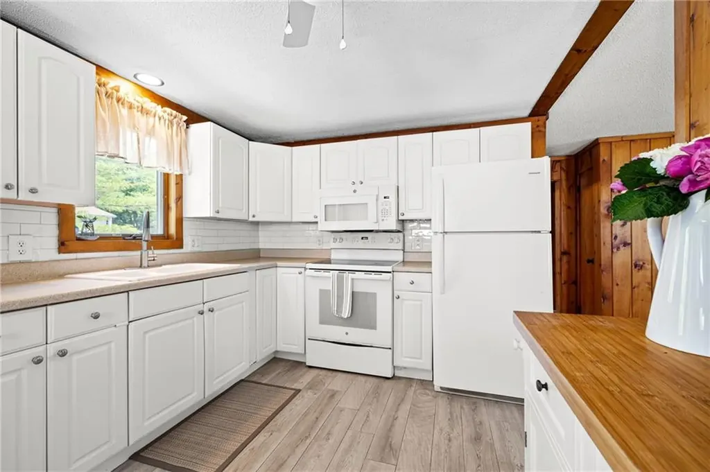 74 Lawrence Court Tiverton RI 02878