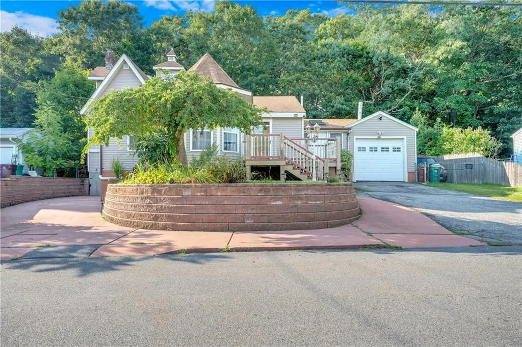 169 Roberta Avenue Woonsocket RI 02895